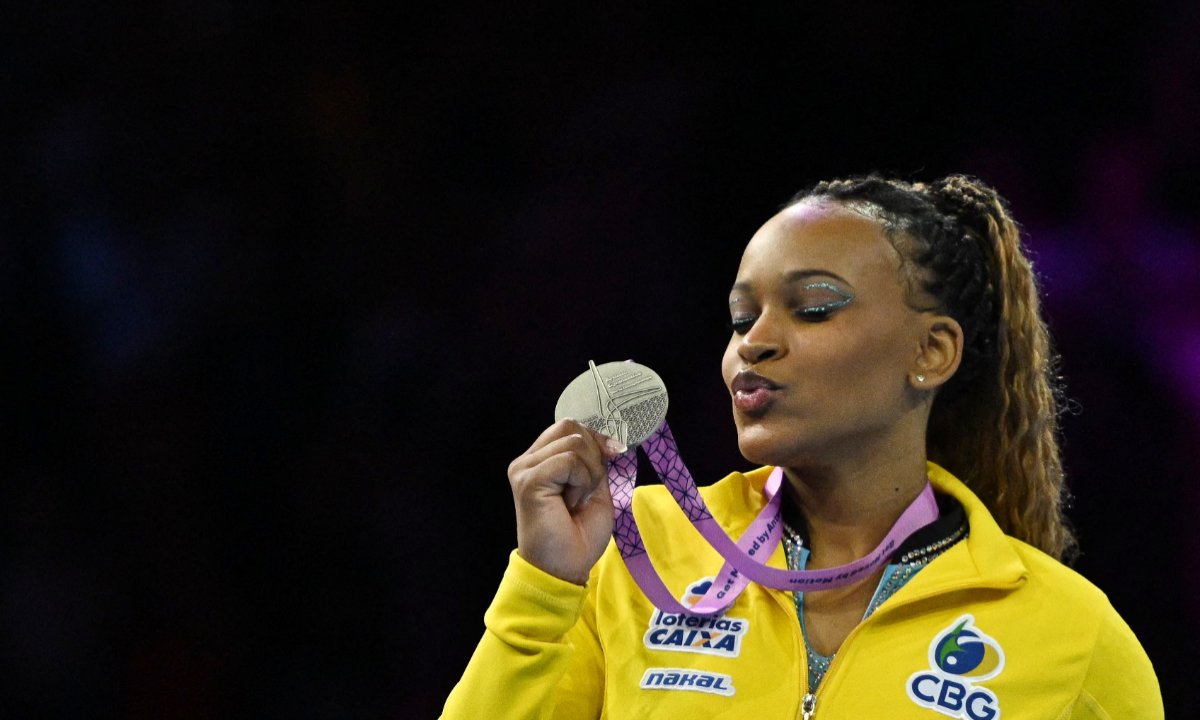 Rebeca Andrade no pódio do Mundial de Ginástica (foto: AFP)