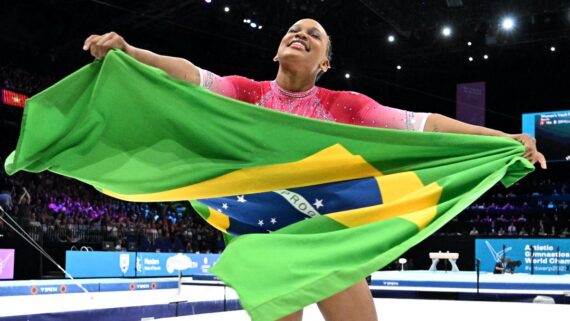 Rebeca Andrade com a bandeira do Brasil (foto: LIONEL BONAVENTURE)