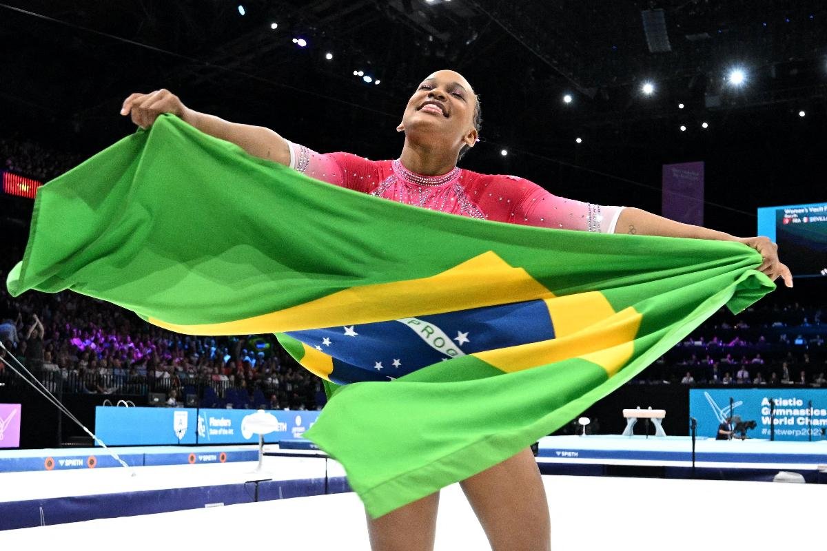 Rebeca Andrade com a bandeira do Brasil (foto: LIONEL BONAVENTURE)