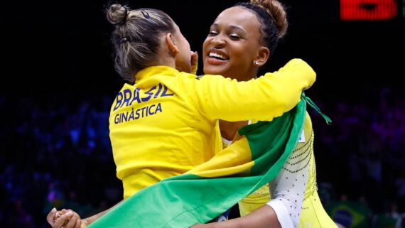 Flávia Saraiva e Rebeca Andrade se abraçam (foto: Kenzo Tribouillard/AFP)