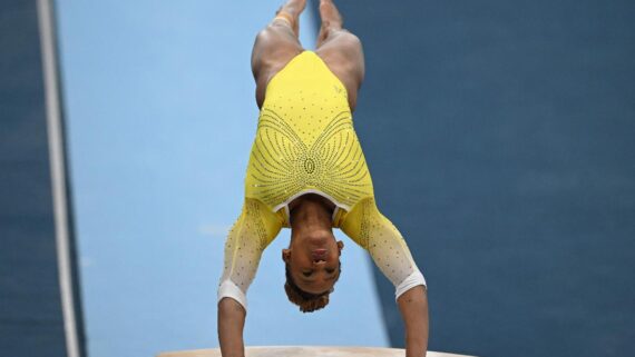 Rebeca Andrade no aparelho de salto (foto: Raul ARBOLEDA / AFP)