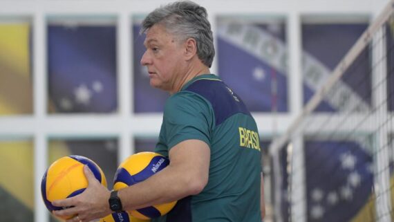 Renan Dal Zotto com bolas de vôlei (foto: Dhavid Normando/FVImagem/CBV)