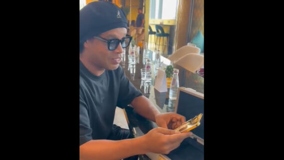 Ronaldinho segura IPhone de ouro (foto: Reprodução/Instagram)