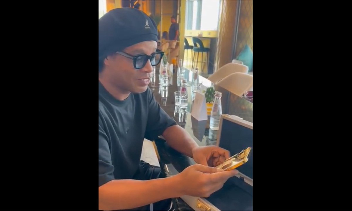 Ronaldinho segura IPhone de ouro (foto: Reprodução/Instagram)