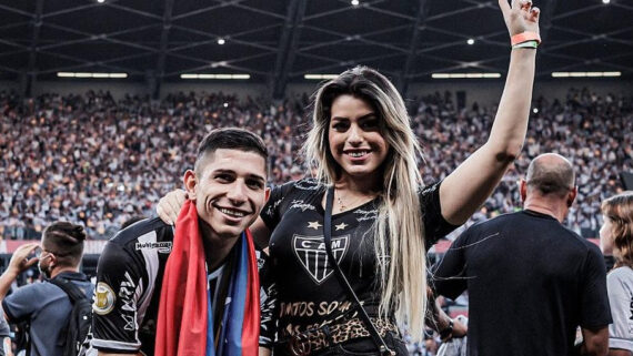Savarino comemora título pelo Atlético junto à esposa (foto: Reprodução/Redes sociais)