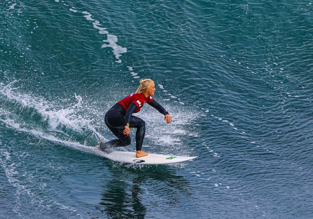 Tatiana Weston-Webb na onda (foto: Reprodução/Comitê Olímpico Brasileiro)
