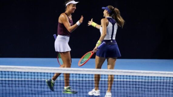 Luisa Stefani e Ingrid Martins na semifinal do Aberto da China