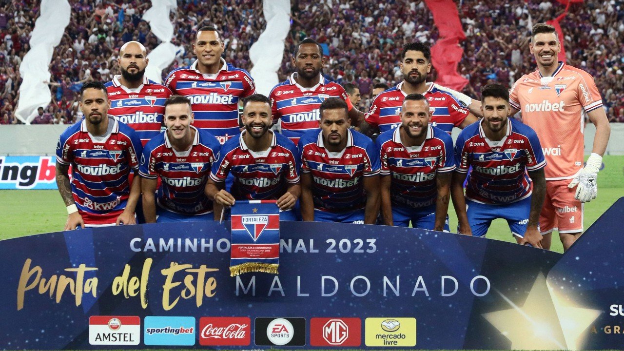 Time titular do Fortaleza perfilado (foto: JL Rosa / AFP)