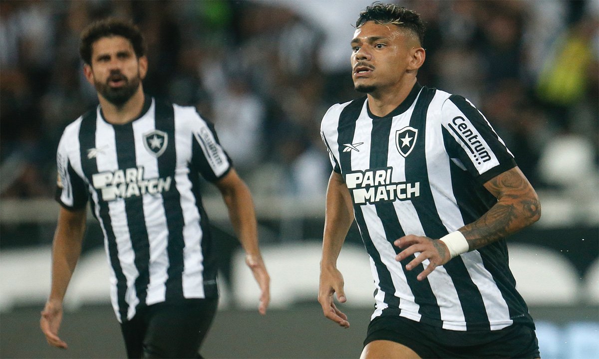 Tiquinho Soares fez belo gol de fora da área para o Botafogo (foto: Vitor Silva/Botafogo)