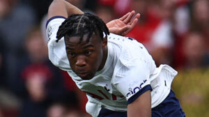 Destiny Udogie, lateral do Tottenham (foto: HENRY NICHOLLS/AFP)