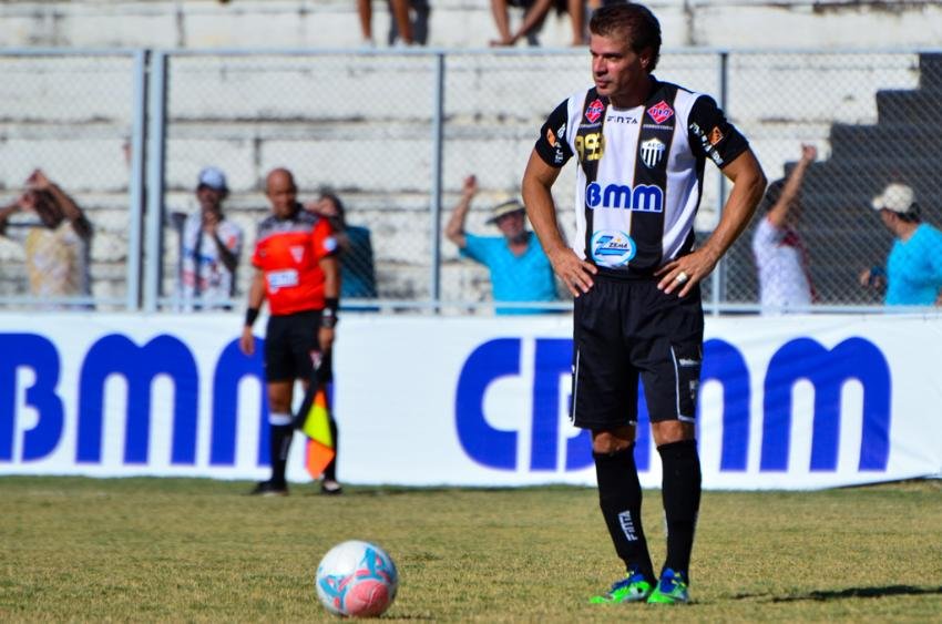 Túlio Maravilha pelo Araxá, em 2014 (foto: Futebolaraxa.com.br)