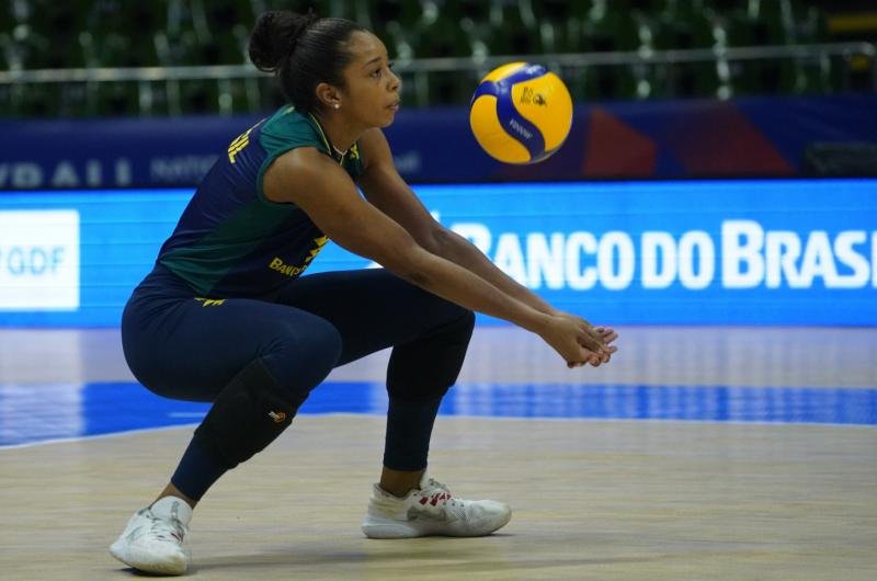 Oposta Kisy agacha para manchete (foto: Maurício Val/FVImagens/CBV)