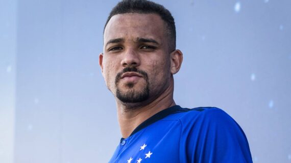 Zagueiro Zé Ivaldo com a camisa do Cruzeiro (foto: Divulgação/Cruzeiro)