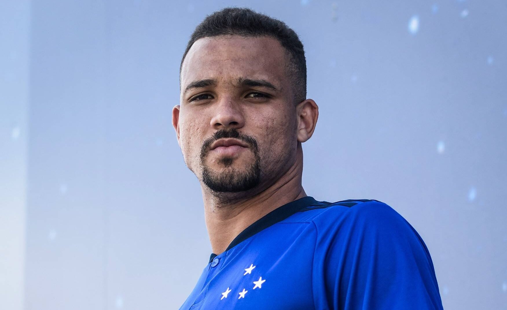 Zagueiro Zé Ivaldo com a camisa do Cruzeiro (foto: Divulgação/Cruzeiro)