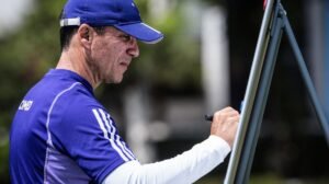 Zé Ricardo no comando do Cruzeiro em treino - Crédito: 
