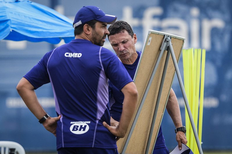 Zé Ricardo mexe em quadro durante treino do Cruzeiro (foto: Gustavo Aleixo/Cruzeiro)