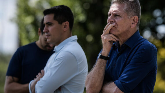 Paulo Autuori com a mão no rosto (foto: Gustavo Aleixo/Cruzeiro)