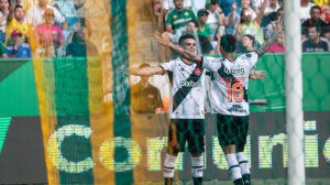 Vasco venceu Cuiabá por 2 a 0 e chegou a 34 pontos no Brasileirão - Crédito: 