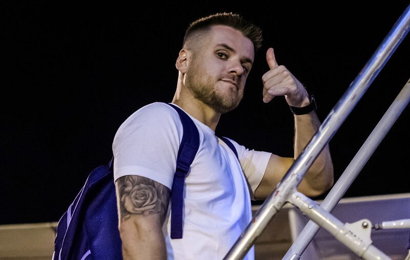 Ramiro entra no avião da delegação do Cruzeiro (foto: Gustavo Aleixo/Cruzeiro)