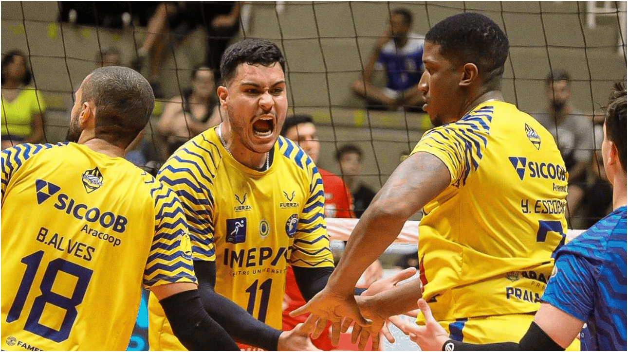 Jogadores de vôlei do Araguari (foto: Marcelo Ferrazoli/Sesi-SP)