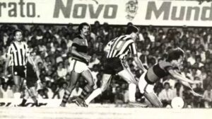 Partida entre Atlético e Flamengo, pela Libertadores de 1981, foi uma das mais polêmicas do confronto - Crédito: 