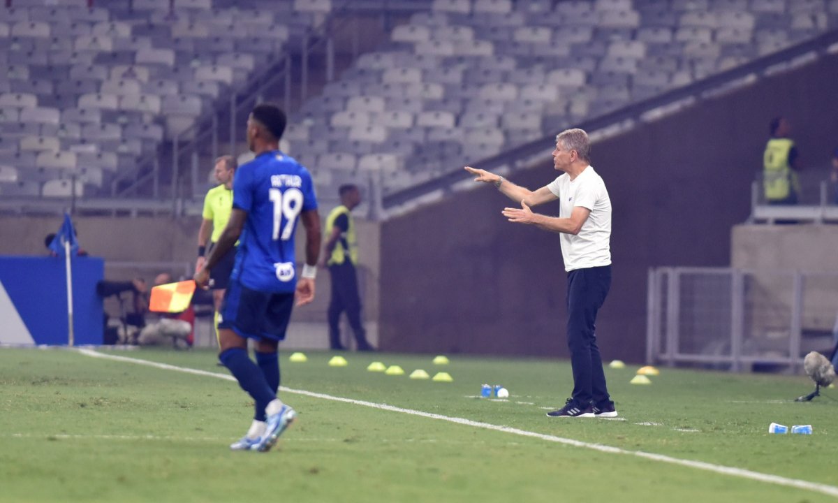 Paulo Autuori à beira do gramado (foto: Ramon Lisboa/EM/D.A.Press)