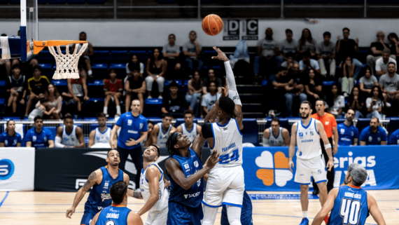 Jogadores de basquete de Minas e Unifacisa (foto: Hedgard Moraes/MTC
)