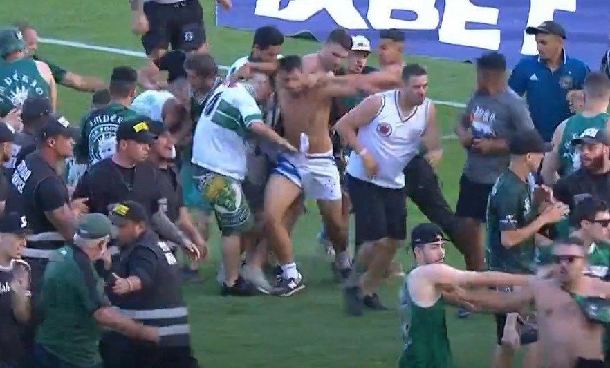 Torcedores de Coritiba e Cruzeiro brigaram em campo (foto: Reprodução Premiere)