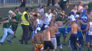 Torcedores de Coritiba e Cruzeiro brigaram em campo (foto: Reprodução Premiere)