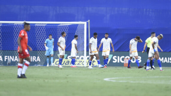 Gol de Maurício, do Internacional, contra o Cruzeiro (foto: Ramon Lisboa/EM/D.A.Press)
