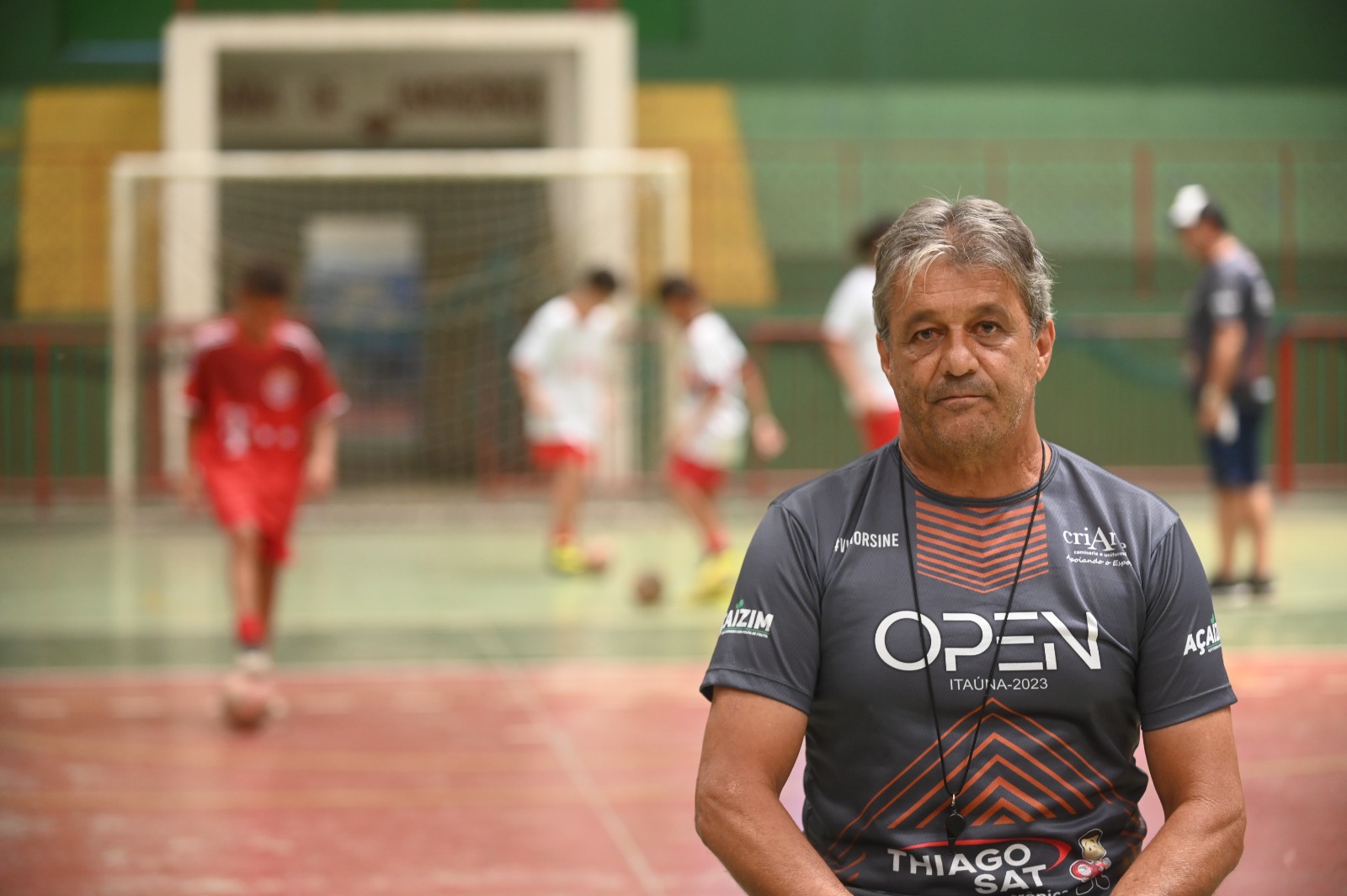 Na foto, Edson Luís Rodrigues, de 65, que há 23 anos é treinador do projeto social da prefeitura - (foto: Leandro Couri/EM/D.A. Press)