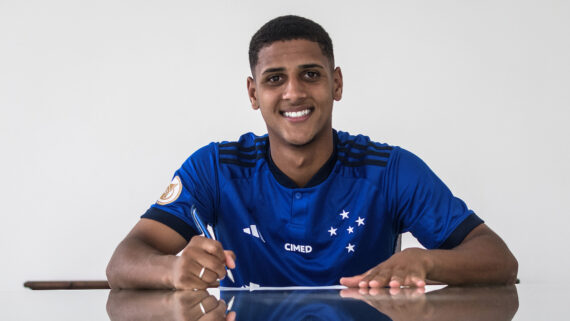 Fernando assina contrato com o Cruzeiro (foto: Divulgação/Cruzeiro)