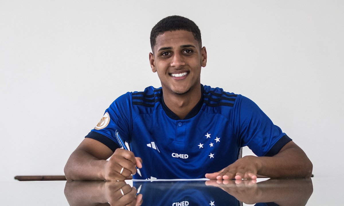 Fernando assina contrato com o Cruzeiro (foto: Divulgação/Cruzeiro)