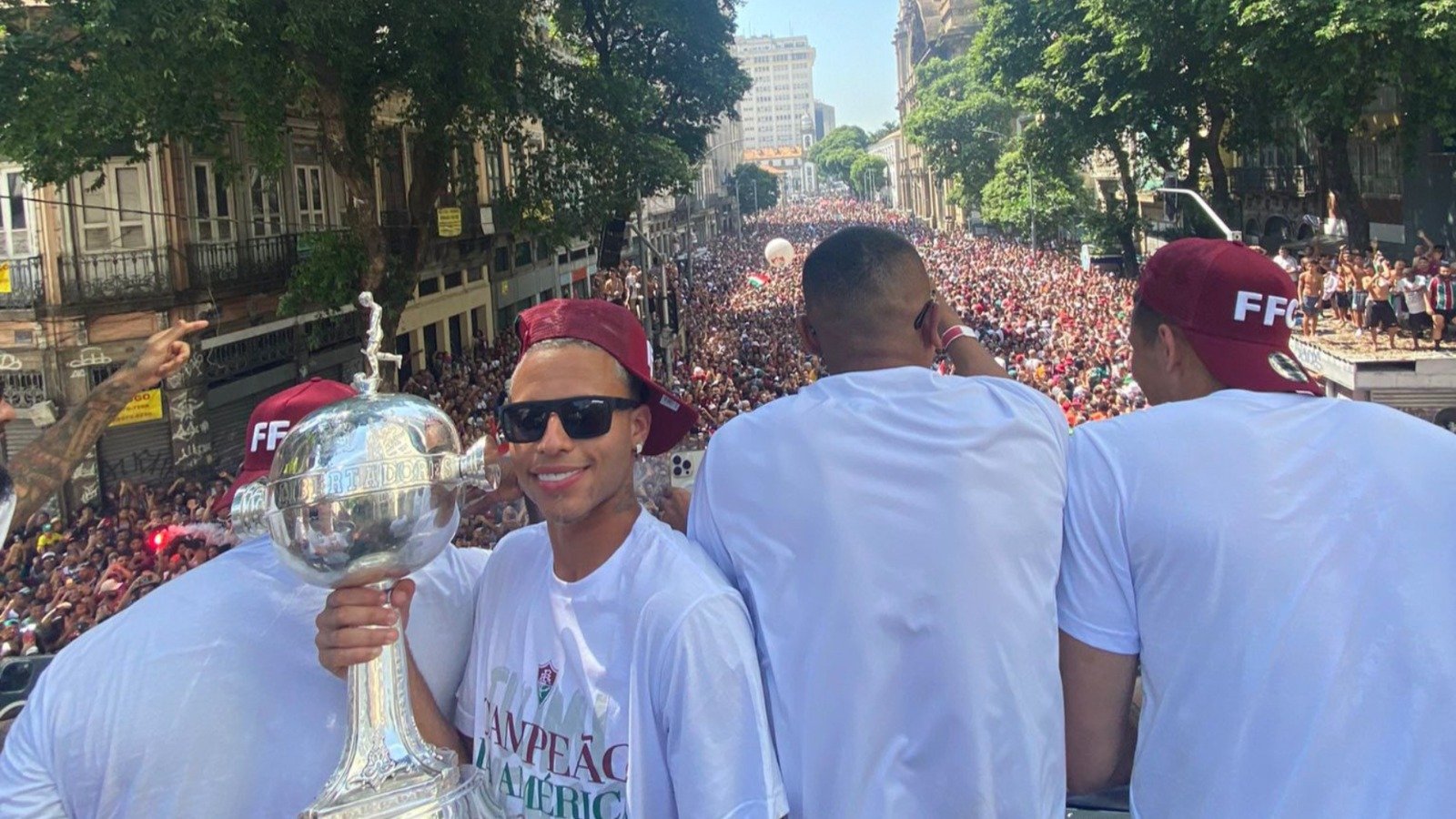 Festa do título da Libertadores do Fluminense reuniu multidão no Centro do Rio de Janeiro (foto: Fluminense/Divulgação)
