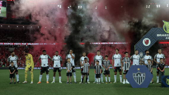 Atlético perfilado antes do duelo com Flamengo no Maracanã (foto: Pedro Souza/Atlético)