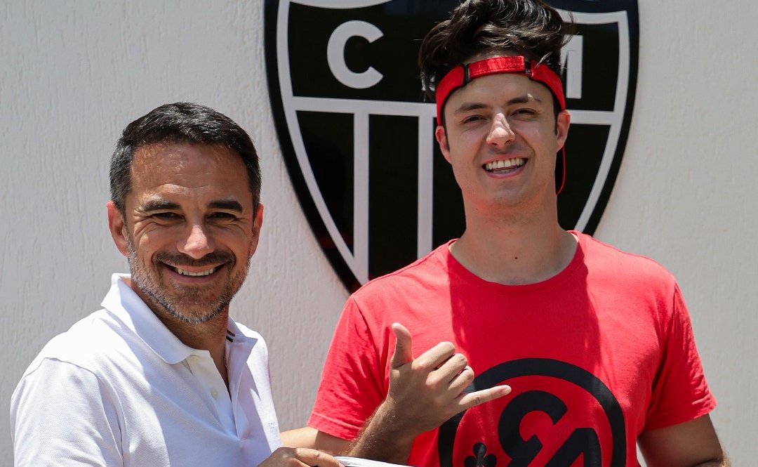 Rodrigo Caetano, diretor de futebol do Atlético, ao lado do youtuber atleticano Enaldinho na Cidade do Galo (foto: Divulgação/Atlético)