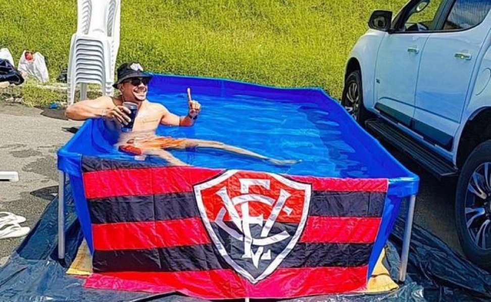 Torcedor do Vitória curte título da Série B com piscina no estacionamento do Barradão (foto: Reprodução/Redes sociais)