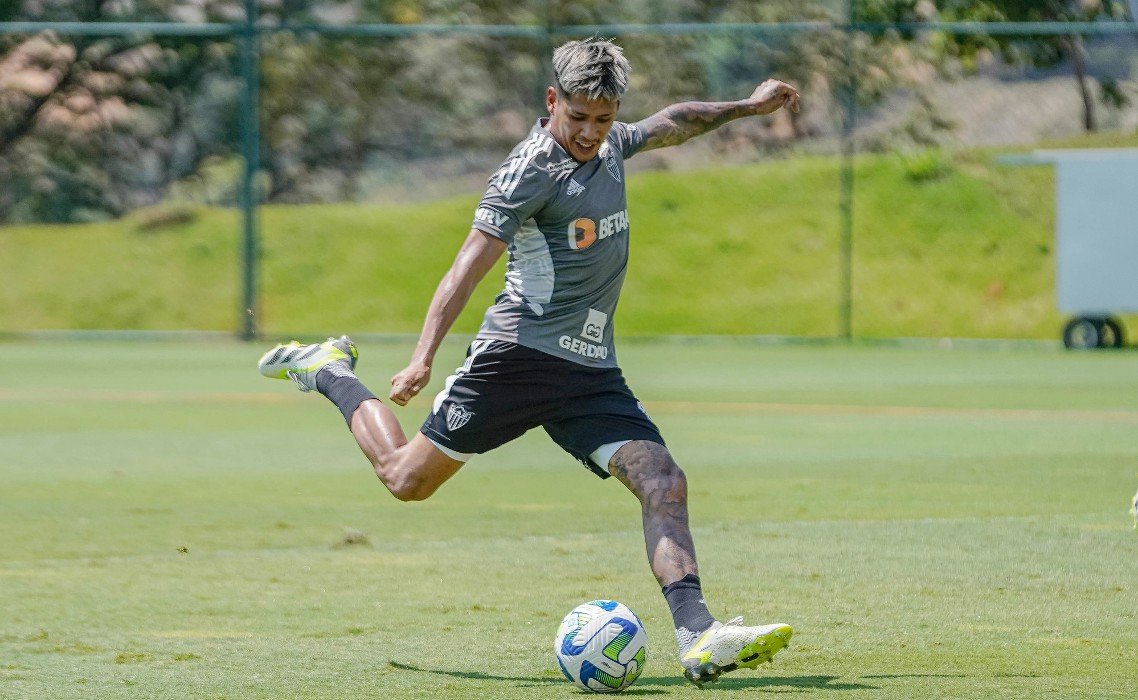 Zaracho marcou gol com bela finalização durante treino do Atlético na Cidade do Galo (18/11) (foto: Fábio Pinel/Atlético)