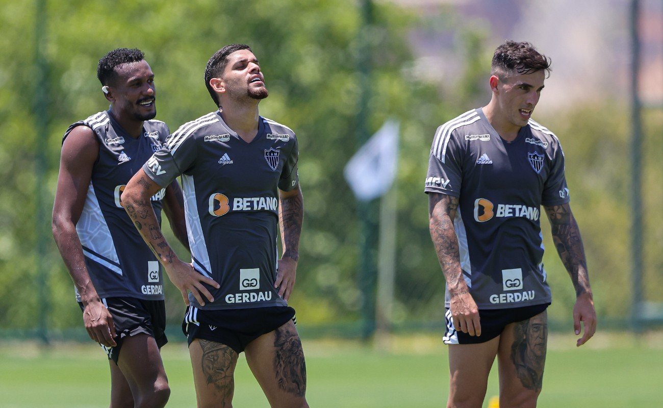 Edenilson, Rubens e Saravia durante treino do Atlético na Cidade do Galo (16/11) (foto: Pedro Souza/Atlético)