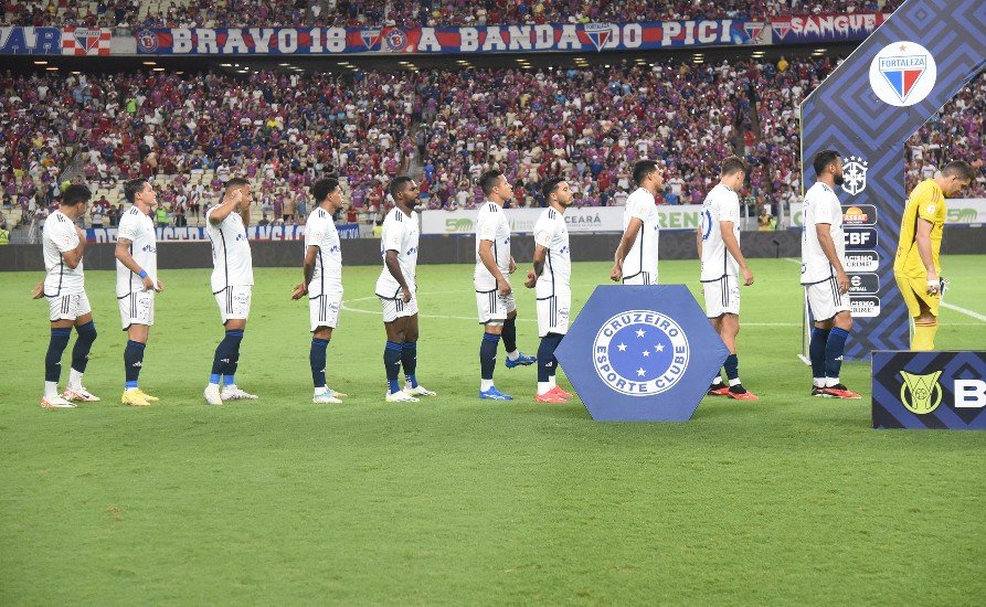 Time do Cruzeiro perfilado antes da vitória sobre o Fortaleza (foto: Staff Images/Cruzeiro)
