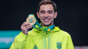 Hugo Calderano com medalha de ouro (foto: Wander Roberto/COB)
