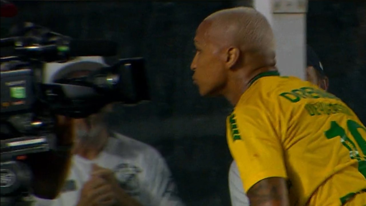 Deyverson beijou a câmera durante Santos e Cuiabá - (foto: Reprodução SporTV)