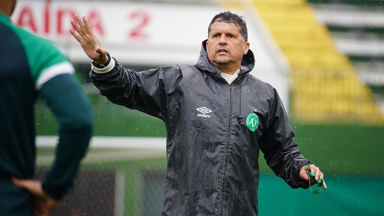 Claudinei Oliveira, treinador da Chapecoense (foto: Tiago Meneghini/ACF)