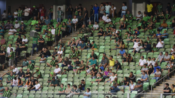 Torcida do América contra Coritiba (foto: Ramon Lisboa/EM/D.A Press)