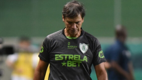 Técnico do América, Bustos com a cabeça baixa (foto: Ramon Lisboa/EM/D.A Press)