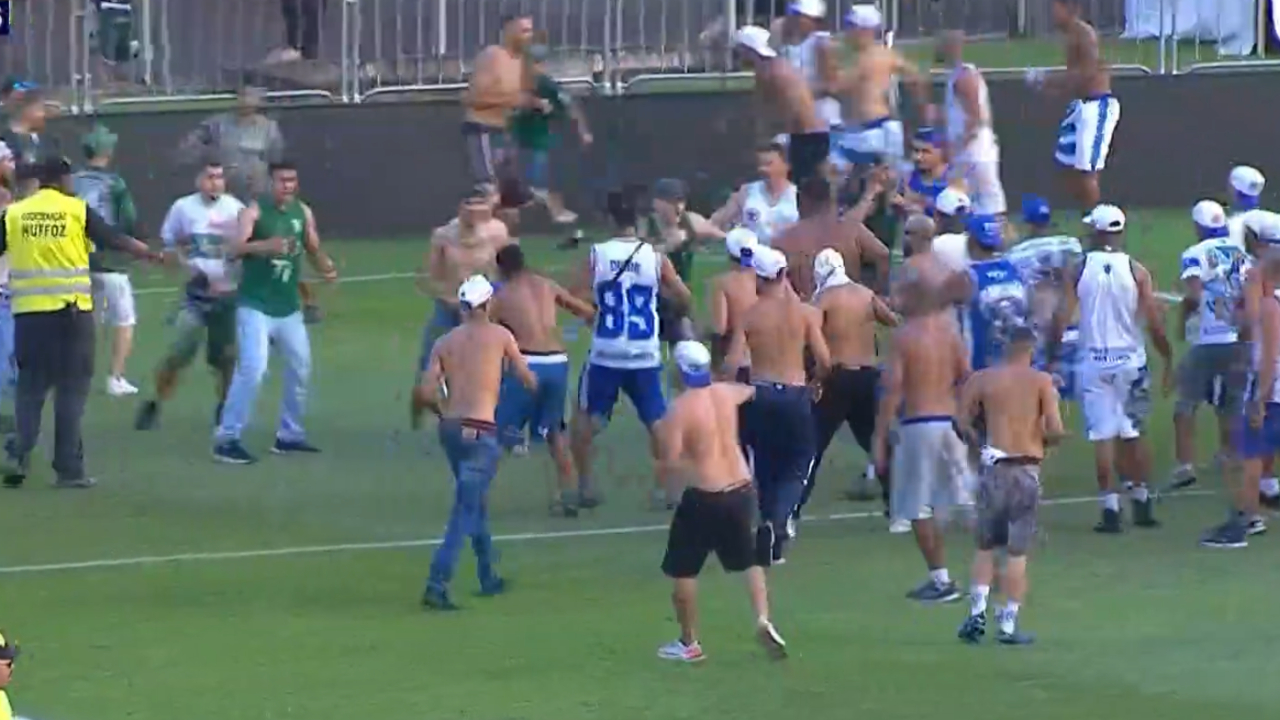 Briga de torcedores do Cruzeiro e Coritiba - (foto: Reprodução Premiere)