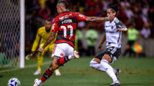 Everton Cebolinha até se esforçou, mas não evitou a derrota do Flamengo para o Atlético - Crédito: 