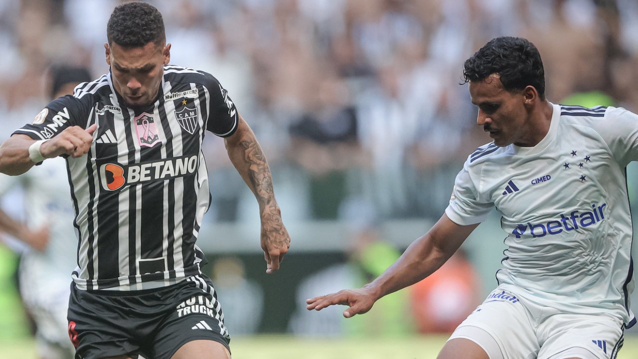 Paulinho e Kaiki em campo no clássico entre Atlético e Cruzeiro (foto: Pedro Souza / Atlético)