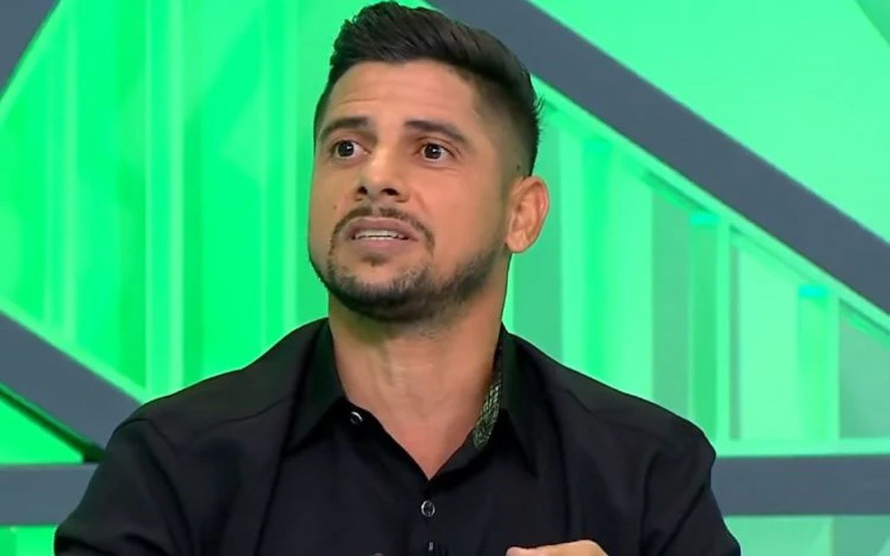 Cicinho de camisa preta em um fundo verde (foto: Reprodução/SBT)