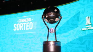 Troféu da Conmebol (foto: Divulgação/Conmebol)